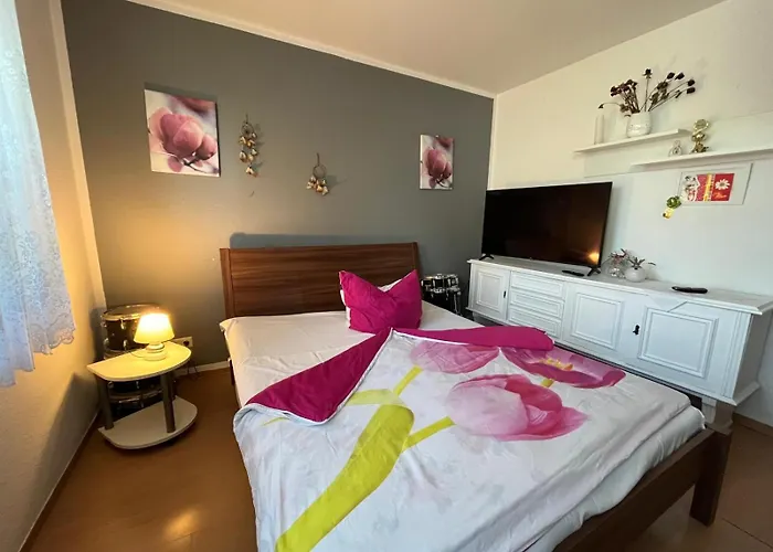 Schoenes Haus Mit 3 Zimmern Kueche Bad & Wohnzimmer 2 Parkplaetze
