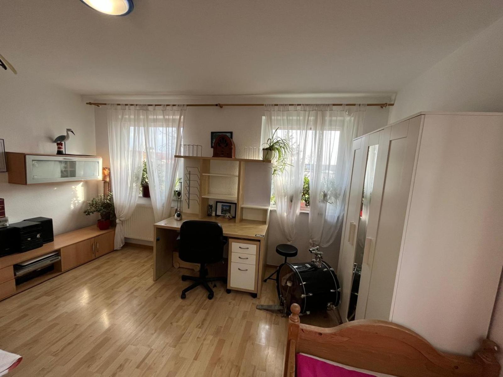 Schoenes Haus Mit 3 Zimmern Kueche Bad & Wohnzimmer 2 Parkplaetze *