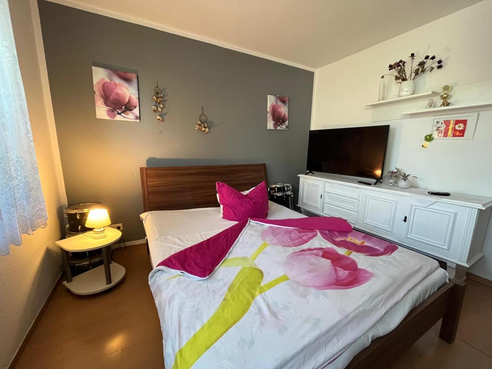 Schoenes Haus Mit 3 Zimmern Kueche Bad & Wohnzimmer 2 Parkplaetze * Hannover